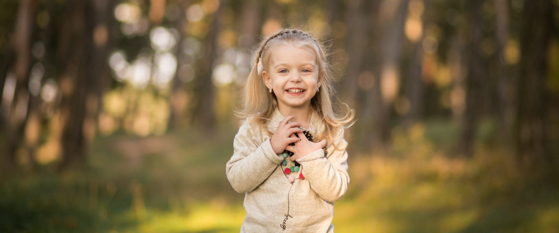 Lächelndes Mädchen auf einer Waldlichtung