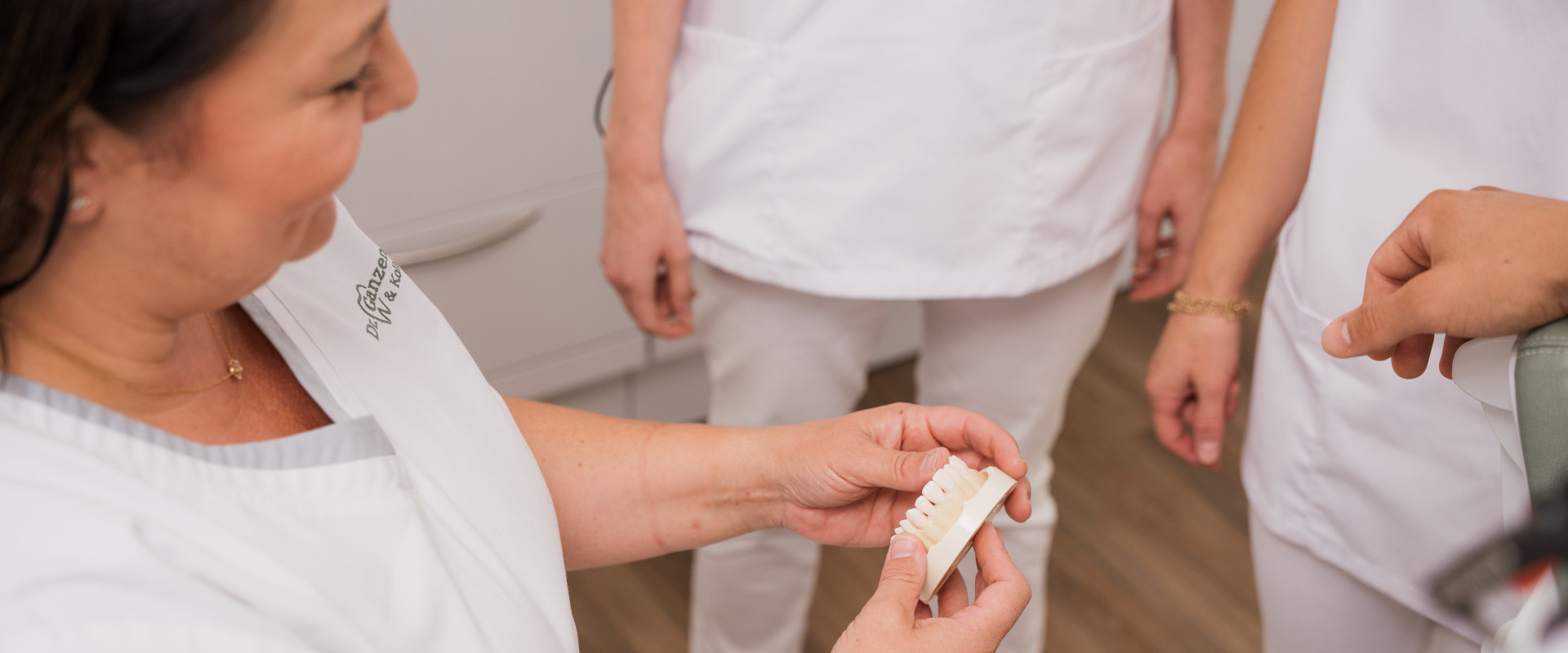 Dr. Ganzenmüller hält einen Zahnabdruck in den Hämden