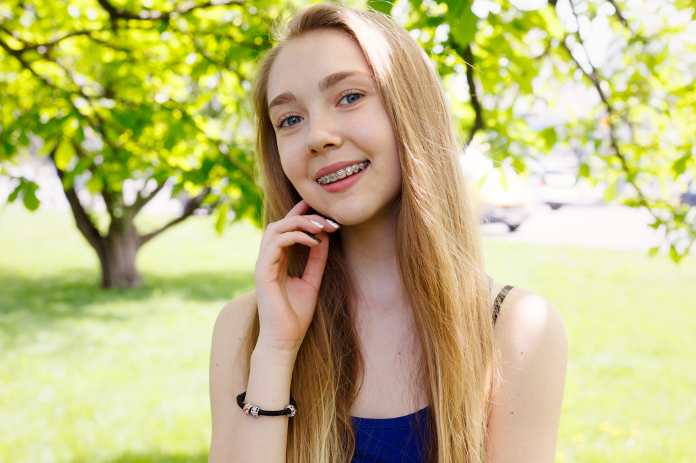 Junge Frau mit Zahnspange lächelt